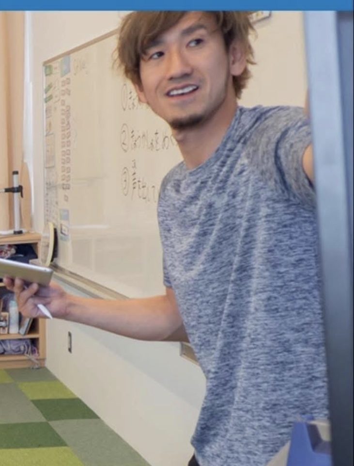 教室でタブレットを手に授業をするHitoshi Hayashida