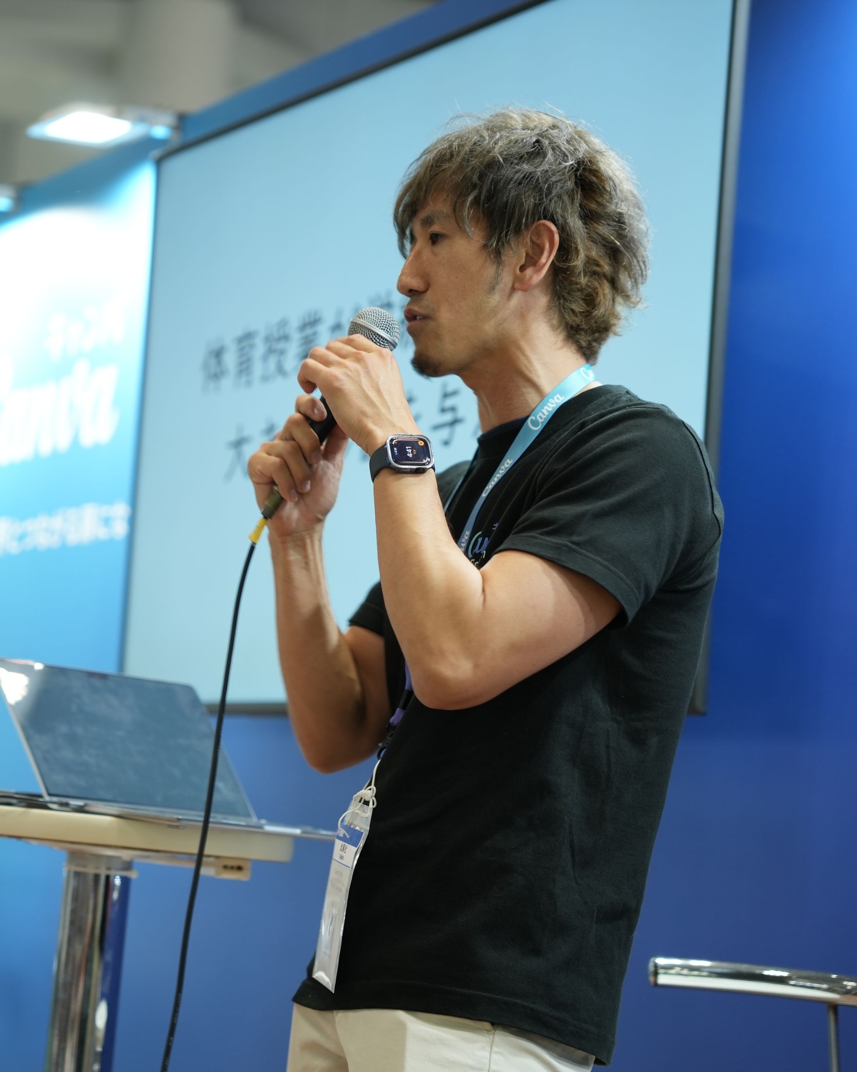 マイクを持って話すHitoshi Hayashidaの横顔