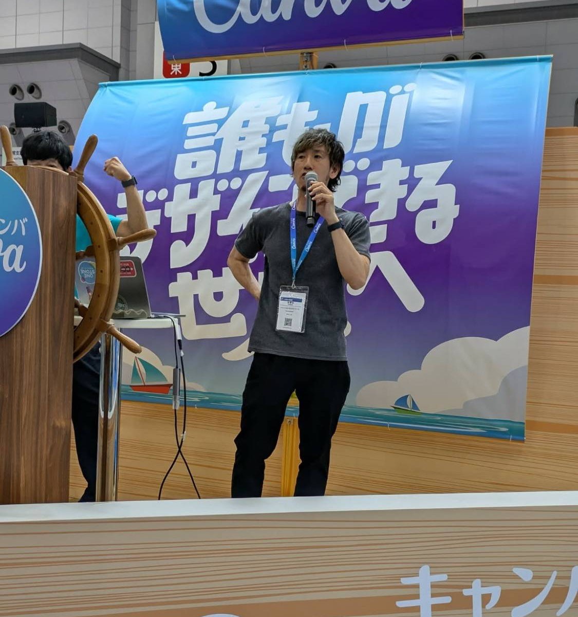 Canvaのイベントでマイクを持ち登壇するHitoshi Hayashida